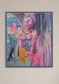 Zeitgenössisches figuratives Gemälde einer stilisierten weiblichen Figur mit überzeichneten Gesichtszügen und Neonakzenten – expressive Malerei zu Identität, Inszenierung. Sitzende Figur in Rosa-, Grau- und Gelbtönen mit betonten Augen und Händen vor abstrakt verlaufendem Hintergrund mit gestischen Pinselspuren in Blau, Grau und Pink in klar gerahmter Präsentation.