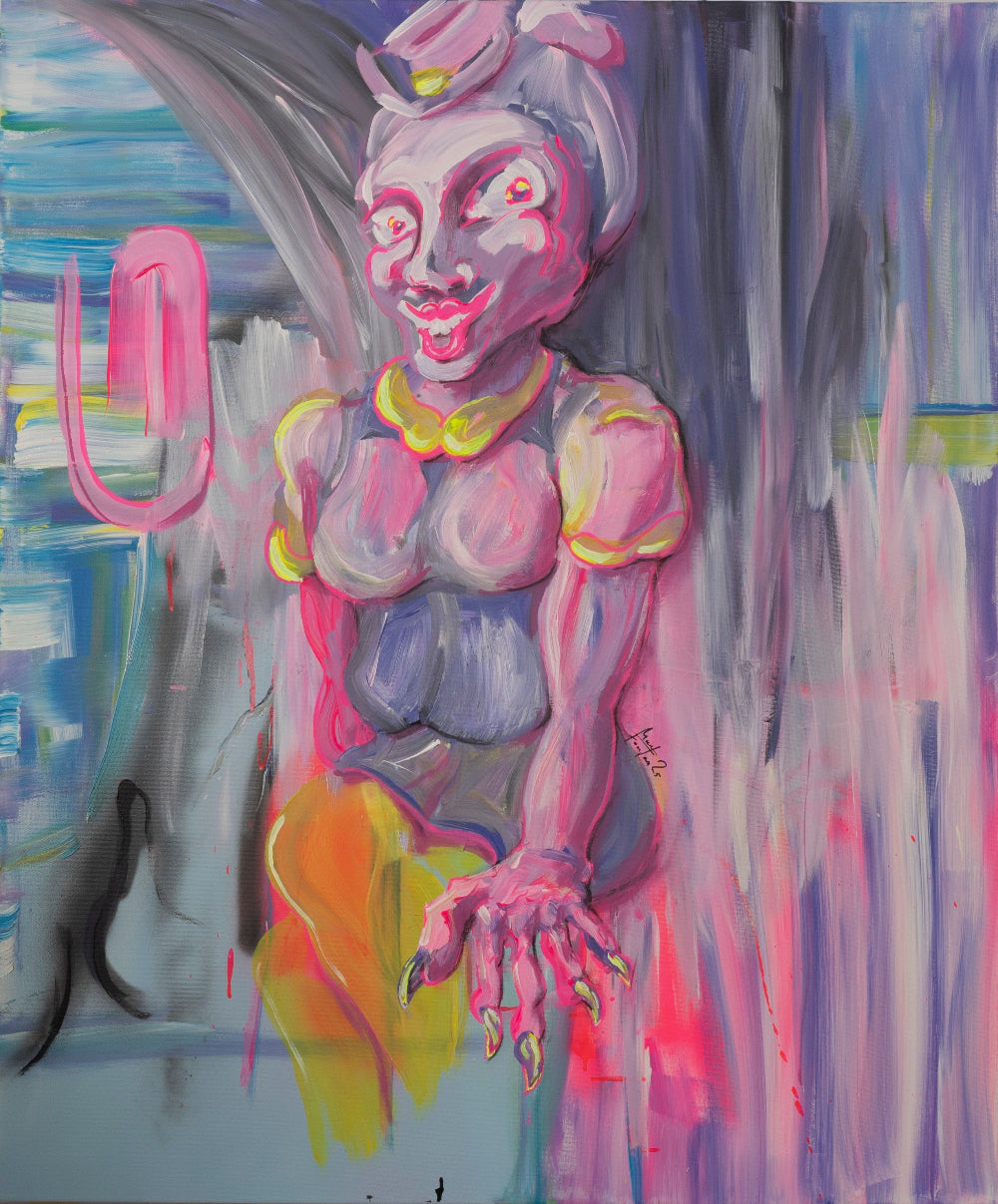 Zeitgenössisches figuratives Gemälde einer stilisierten weiblichen Figur mit überzeichneten Gesichtszügen und Neonakzenten – expressive Malerei zu Identität, Inszenierung. Sitzende Figur in Rosa-, Grau- und Gelbtönen mit betonten Augen und Händen vor abstrakt verlaufendem Hintergrund mit gestischen Pinselspuren in Blau, Grau und Pink