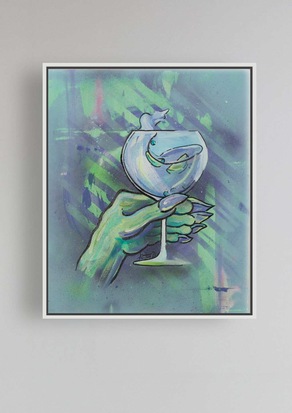 Zeitgenössisches figuratives Gemälde einer grünen Hand mit langen Fingernägeln mit Cocktailglas vor blau-lila Hintergrund.