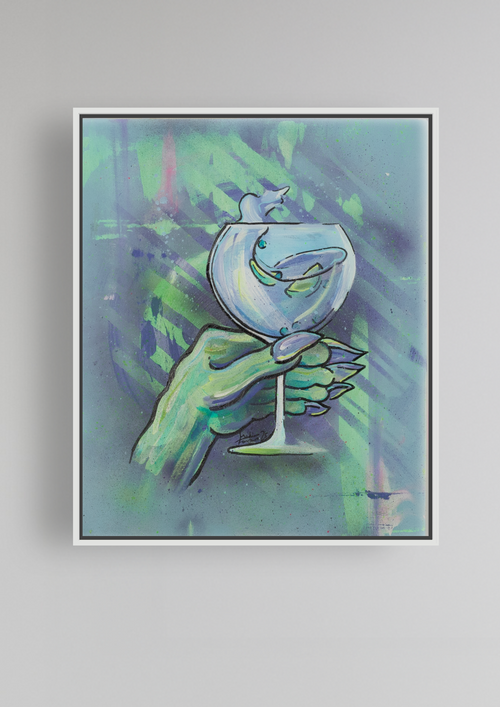 Zeitgenössisches figuratives Gemälde einer grünen Hand mit langen Fingernägeln mit Cocktailglas vor blau-lila Hintergrund.