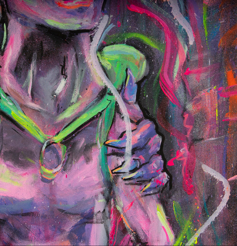 Zeitgenössisches figuratives Detail eines Gemäldes mit körpernaher Szene in intensiven Neonfarben – expressive Malerei zu Intimität, Berührung und sozialer Dynamik. Nahansicht von Torso, Hand und überzeichneten Formen in fließender Komposition mit leuchtenden Grün-, Pink- und Violetttönen vor gestisch aufgelöstem, farbintensivem Hintergrund.