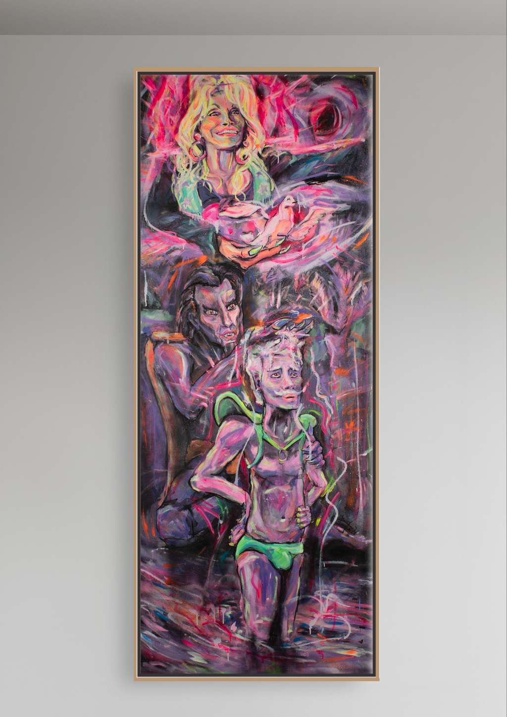 Zeitgenössisches großformatiges figuratives Gemälde „Iconic“ (200x80 cm) mit vielschichtiger Figurenkomposition in intensiven Neonfarben – Neuinterpretation der Taufszene des Cranachaltars der Herderkirche Weimar in expressiver Malerei zu sozialer Dynamik, Identität und Interaktion. Mehrere überzeichnete Charaktere in vertikaler Anordnung verbinden sich zu einer erzählerischen Szene mit leuchtenden Pink-, Grün- und Violetttönen