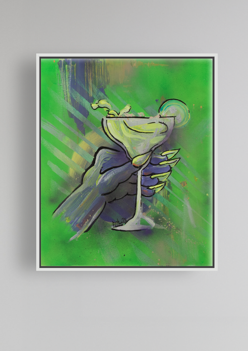 Zeitgenössisches figuratives Gemälde einer lila Hand mit langen Fingernägeln mit Cocktailglas vor grünleuchtendem Hintergrund.