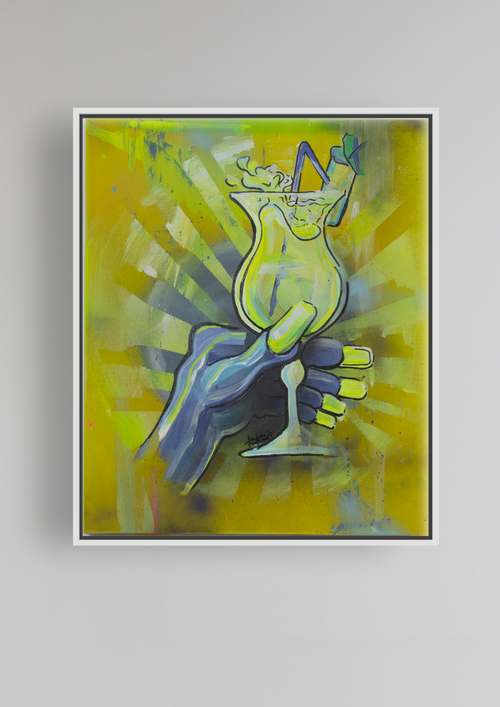 Zeitgenössisches figuratives Gemälde einer lila Hand mit langen Fingernägeln mit Cocktailglas vor gelbleuchtendem Hintergrund.