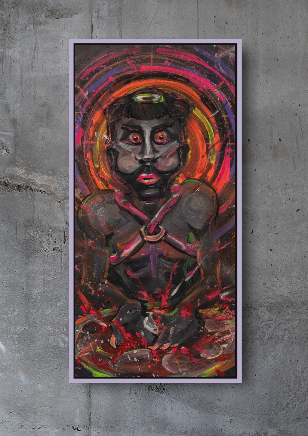 Zeitgenössisches figuratives Gemälde einer dunklen, körperbetonten Figur mit Heiligenschein in intensiven Neonfarben – expressive Malerei zu Spiritualität, Identität und innerer Spannung. Zentrale Frontalfigur mit betontem Oberkörper und verschränkten Armen vor kreisförmigen Farbspuren in Rot, Orange und Pink auf dunklem, dynamisch gesprenkeltem Hintergrund.