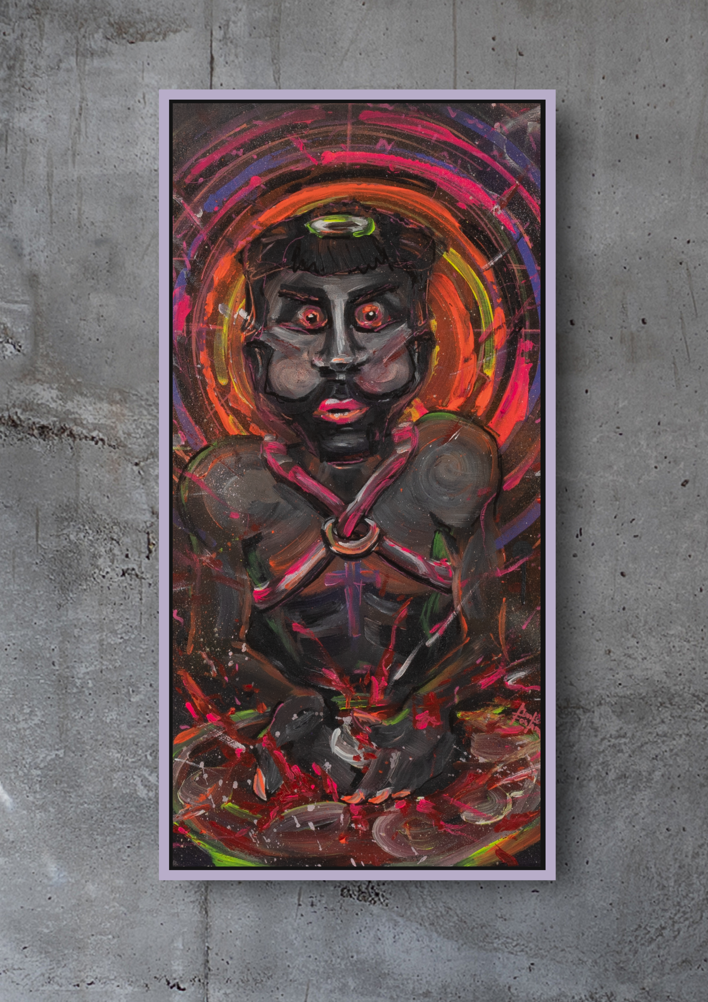 Zeitgenössisches figuratives Gemälde einer dunklen, körperbetonten Figur mit Heiligenschein in intensiven Neonfarben – expressive Malerei zu Spiritualität, Identität und innerer Spannung. Zentrale Frontalfigur mit betontem Oberkörper und verschränkten Armen vor kreisförmigen Farbspuren in Rot, Orange und Pink auf dunklem, dynamisch gesprenkeltem Hintergrund.