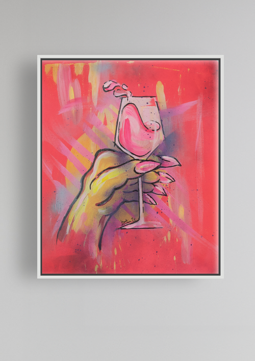 Zeitgenössisches figuratives Gemälde einer gelben Hand mit langen Fingernägeln mit Weinglas vor rotleuchtendem Hintergrund.