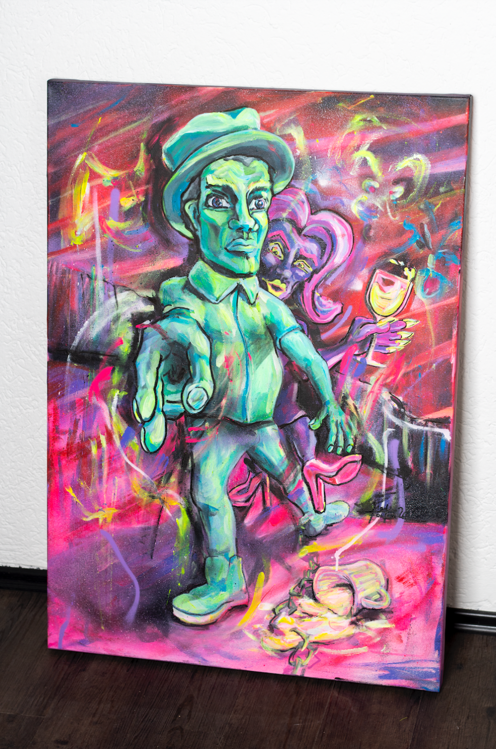 Zeitgenössisches figuratives Gemälde mit stilisierter markanter Figur und narrativer Szene in intensiven Neonfarben – hochwertige Acrylmalerei zu sozialer Dynamik, Identität und Interaktion. Überzeichnete Charaktere in Bewegung mit Hut, Glas und Gesten vor farbintensivem Hintergrund in Pink-, Grün- und Violetttönen, präsentiert als gerahmtes Kunstwerk für Wohnzimmer, Galerie oder anspruchsvolle Inneneinrichtung.