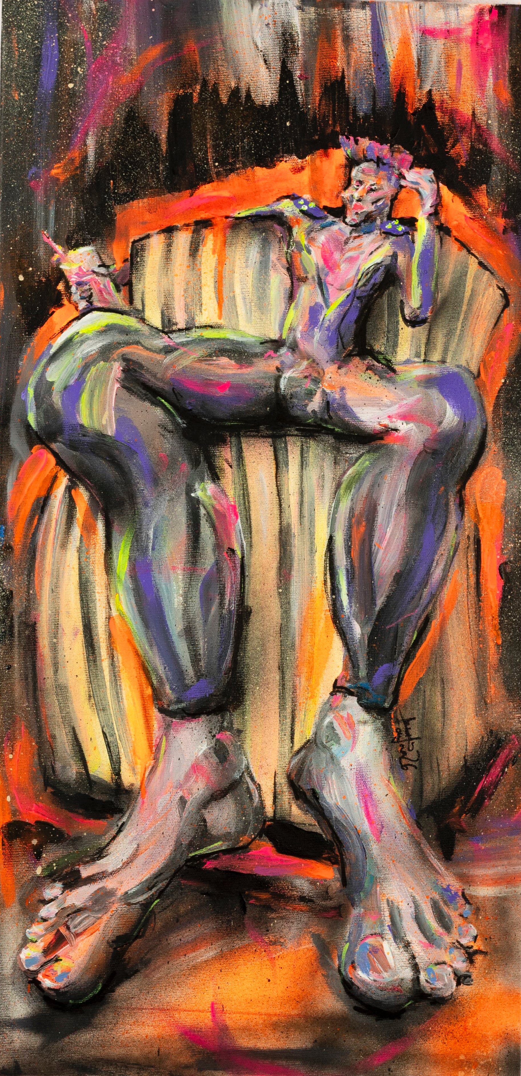 Zeitgenössisches figuratives Gemälde einer breitbeinig sitzenden männlich gelesenden Figur in intensiven Neonfarben – expressive Malerei zu Körperlichkeit, Selbstinszenierung und Intimität. Langgestreckter Körper mit betonten Füßen und locker zurückgelehnter Pose auf einem Sessel vor dunklem Hintergrund mit leuchtenden Farbspuren in Orange, Pink und Violett.