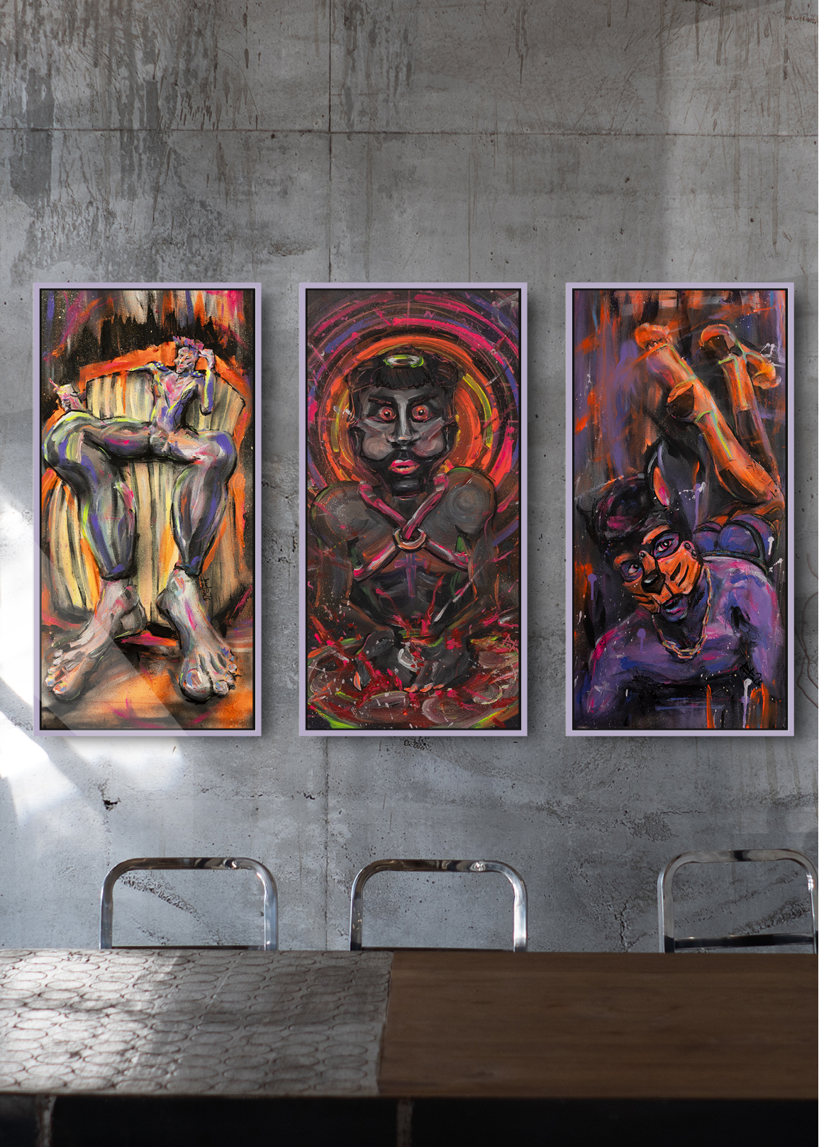 Zeitgenössisches Triptychon mit drei expressiven figurativen Gemälden von Körpern in intensiven Neonfarben – rohe Malerei zu Identität, Spannung und körperlicher Transformation. Drei hochformatige Leinwände zeigen verzerrte, körperbetonte Figuren in dynamischen Posen vor industrieller Sichtbetonwand hinter einem Esstischensemble mit leuchtenden Farbspuren in Rot, Orange und Violett.