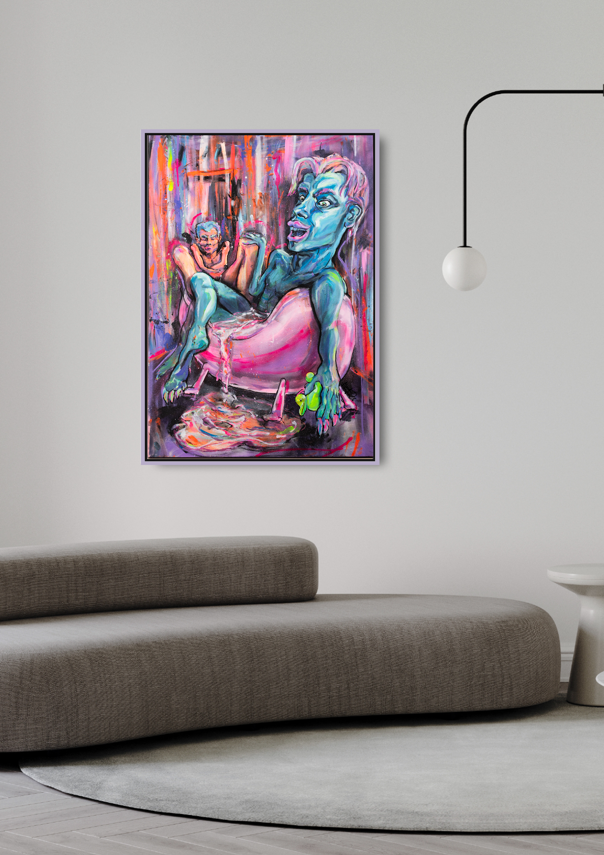Zeitgenössisches figuratives Gemälde mit überzeichneten Körpern in intensiven Neonfarben – expressive Malerei zu Intimität und sozialer Dynamik. Überzeichnete Figuren in dynamischer Badewannenszene mit fließenden Formen und leuchtenden Blau-, Pink- und Orangetönen vor gestisch aufgelöstem, farbintensivem Hintergrund in klar gerahmter Präsentation vor fertigen Loungemöbeln.