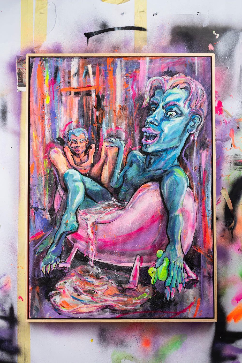 Zeitgenössisches figuratives Gemälde mit überzeichneten Körpern in intensiven Neonfarben – expressive Malerei zu Intimität und sozialer Dynamik. Überzeichnete Figuren in dynamischer Badewannenszene mit fließenden Formen und leuchtenden Blau-, Pink- und Orangetönen vor gestisch aufgelöstem, farbintensivem Hintergrund an Atelierwand.