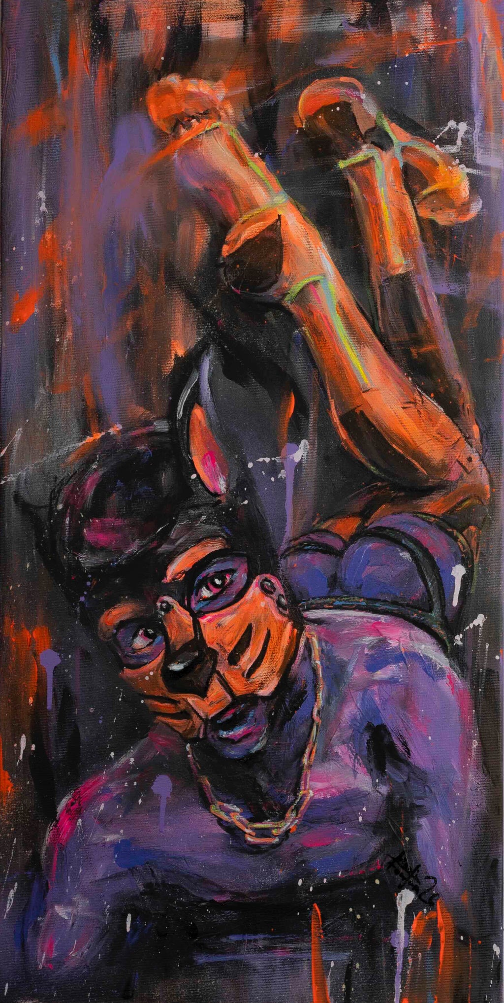 Zeitgenössisches figuratives Gemälde einer körperbetonten Szene mit dominanter Pose und intensiven Neonfarben – expressive Malerei zu Macht, Intimität und körperlicher Inszenierung. Figur in Poppy-Play-Kleidung in dynamischer Überlagerung vor dunklem Hintergrund mit leuchtenden Farbspuren in Orange, Violett und Pink.